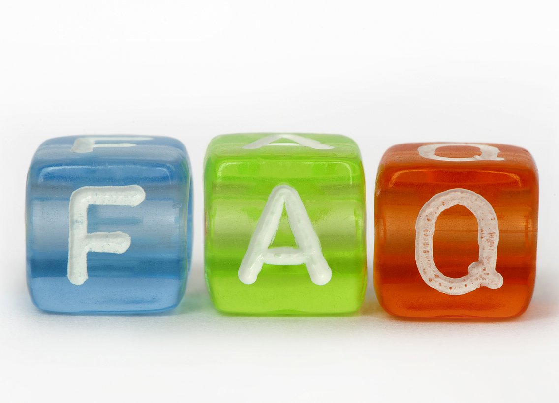 Drei farbige Würfel in blau, rot und grün, die die Buchstaben FAQ zeigen